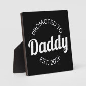 Für Daddy Est befördert. 2026 Fotoplatte (Vorderseite)