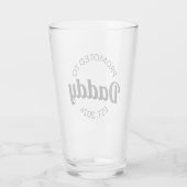 Für Daddy Est befördert. 2026 Glas (Rückseite)