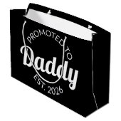 Für Daddy Est befördert. 2026 Große Geschenktüte (Rückseite Schrägansicht)