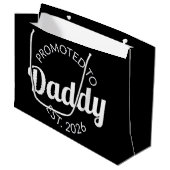 Für Daddy Est befördert. 2026 Große Geschenktüte (Vorderseite Schrägansicht)