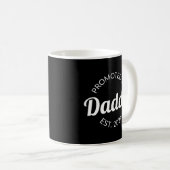 Für Daddy Est befördert. 2026 Kaffeetasse (VorderseiteRechts)