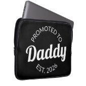 Für Daddy Est befördert. 2026 Laptopschutzhülle (Vorne Rechts)