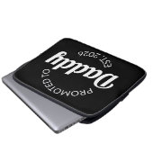 Für Daddy Est befördert. 2026 Laptopschutzhülle (Vorne Knopf)