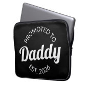 Für Daddy Est befördert. 2026 Laptopschutzhülle (Vorderseite Links)
