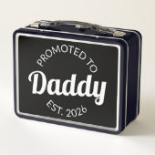 Für Daddy Est befördert. 2026 Metall Brotdose (Rückseite)