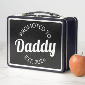 Für Daddy Est befördert. 2026 Metall Brotdose (Beispiel)