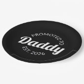 Für Daddy Est befördert. 2026 Pappteller (Schrägansicht)