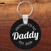 Für Daddy Est befördert. 2026 Schlüsselanhänger (Vorderseite)