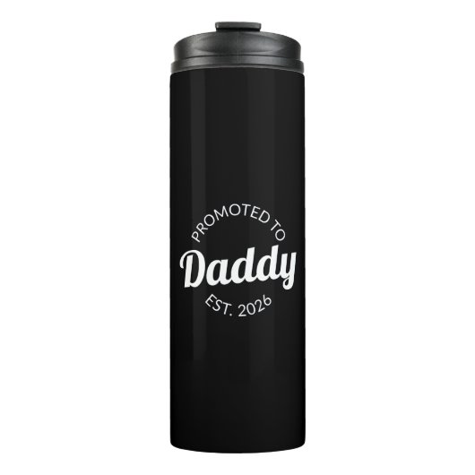 Für Daddy Est befördert. 2026 Thermosbecher (Vorderseite)