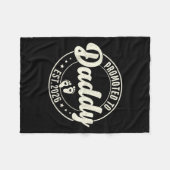 Für Daddy Est befördert. Ankündigung von 2026 für Fleecedecke (Vorderseite (Horizontal))