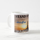FÜR DEMOKRATIE STEHEN #VoteBlue Kaffeetasse (Vorderseite Links)