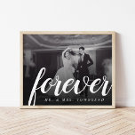 Für immer halten Mr. und Mrs. Wedding Foto Poster<br><div class="desc">Kostengünstige, individuell bedruckte Wandkunstposter personalisiert mit Ihrem Foto und Text. Fügen Sie Ihren Mr. und Mrs. monogram und ein großes Hochzeitsskript mit Kalligraphie-Skript "ewig" Text auf der Vorderseite. Verwenden Sie die Entwurfstools, um weitere Fotos hinzuzufügen. Passen Sie es an, um die Schriftartes und Farben zu bearbeiten, um ein einzigartiges Hochzeitskunstwerk...</div>