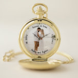 Für immer in der Liebe Hochzeitstag Jubiläum Foto Taschenuhr<br><div class="desc">Behalt deinen bedeutendsten anderen nah mit diesem Foto Jubiläum zu halten Foto,  Stimmung,  Name,  Ehe und Anzahl der Jahre verheiratet.  Composite Design von Holiday Hearts Designs.</div>
