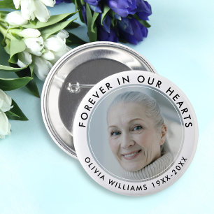 Für immer in unserem Hearts Funeral Memorial White Button