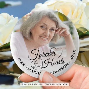 Für immer in unserem Hearts Memorial Foto Name Bla Button