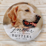 Für immer in unserem Hearts Pet Memorial Modernes  Button<br><div class="desc">Alles vor einem einfachen Hintergrund weißer Wolken unter einem klaren Himmel. Diese Elemente sind einfach,  zeitlos und klassisch. Fügen Sie ein benutzerdefiniertes Foto Ihres Tieres hinzu. Dieses wurde von White Oak Memorials entworfen,  exklusiv für Zazzle. Abrufbar unter: http://www.zazzle.com/store/whiteoakmemorials</div>