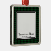 Für immer in unserem Herzen Green Buffalo Karo Mem Ornament Aus Metall (Rechts)