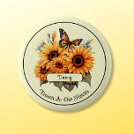 Für immer in unserem Herzen Sonnenblumen-Schmetter Button<br><div class="desc">Ehre die Erinnerung an ein gepflegtes Soul mit diesem wunderschönen Sonnenblumen-Schmetterlingskeepake. Dieses herzliche Design zeichnet sich durch lebendige Sonnenblumen aus, die Wärme und Freude symbolisieren, gepaart mit einem zarten Schmetterling, der Transformation und ewiges Leben auf einem hellgelben Hintergrund darstellt. Der Name Ihres Geliebten und die Inschrift "Forever In Our Hearts"...</div>