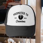 Für Oma Baby Footprints Truckerkappe<br><div class="desc">Befördert zu Oma est. 20XX in schwarzer Typografie mit schwarz gefärbtem Baby Fußabdruck Grafik. Perfekt als Geschenk für aktuelle oder bald zu Großmüttern für Muttertag,  Geburtstag oder als Baby,  das Geschenk zum Anziehen für Fotos mit der Familie.</div>