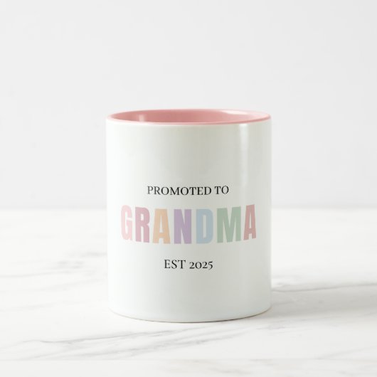 Für Oma EST 2025 Tasse befördert | Personalisiert (Mittel)