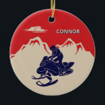 Für Snowmobiler Grafik Personalisiert Keramik Ornament<br><div class="desc">Erstellen Sie ein personalisiertes Geschenk für Ihren Lieblings-Schneemobil. Dieser Weihnachtsbaumschmuck hat eine Vintage Abbildung eines Schneemobils und Fahrers in marinebaublauem Set vor einem Hintergrund von cremefarbenen oder elfenbeinfarbenen Bergen vor einem roten Hintergrund. Es ist bereit,  mit einem Namen in cremefarbenen und blauen Buchstaben personalisiert zu sein.</div>