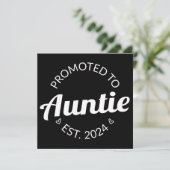 Für Tanten nach Osten befördert. 2024 I Ankündigung (Stehend Vorderseite)