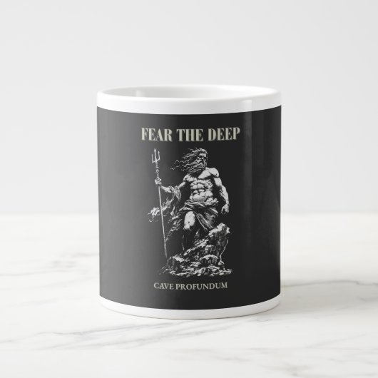 Fürchte die Tiefe – Poseidon Mythisch Jumbo-Tasse (Vorderseite)