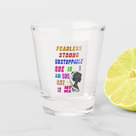 Furchtlos stark und unaufhaltsam ist sie schnapsglas (Vorderseite)