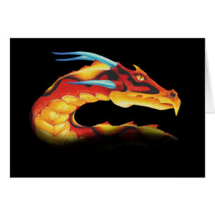 Furchtloser roter Drache mit blauen Hörnern