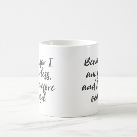 Furchtloses Frauenangebot in der modernen Skriptty Kaffeetasse (Mittel)