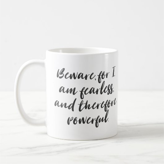 Furchtloses Frauenangebot in der modernen Skriptty Kaffeetasse (Links)