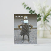 Furchtloses Mädchen mit Gesichtsmaske- V Postkarte (Stehend Vorderseite)