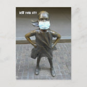 Furchtloses Mädchen mit Gesichtsmaske- V Postkarte (Vorderseite)