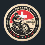 Furka Pass | Schweiz | Motorrad Magnet<br><div class="desc">Furka Pass in einem Vintagen,  bedrückten Stil-Emblem gemacht. Es ist ein berühmter Bergpass,  der sich entlang der Alpen in der Schweiz befindet.</div>