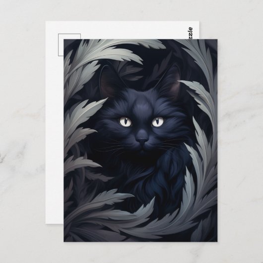 Furry Black Cat unter den Blätter Postkarte (Vorne/Hinten)