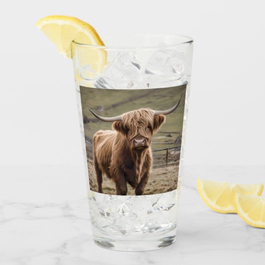 **"Furry Majestät: The Wooly Brown Highland Cow"** Glas (Vorderseite Ice)