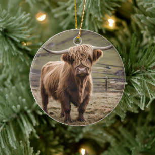 **"Furry Majestät: The Wooly Brown Highland Cow"** Keramik Ornament