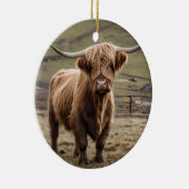 **"Furry Majestät: The Wooly Brown Highland Cow"** Keramik Ornament (Rechts)