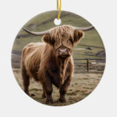 **"Furry Majestät: The Wooly Brown Highland Cow"** Keramik Ornament (Vorne)
