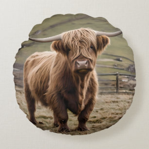 **"Furry Majestät: The Wooly Brown Highland Cow"** Rundes Kissen