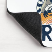 Furry Raccoon mit Trash Text essen Mousepad (Ecke)