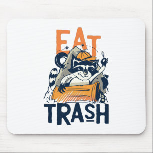 Furry Raccoon mit Trash Text essen Mousepad