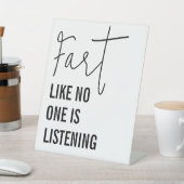 Furz wie niemand hört auf sonniges Bad Sockelschild (In SItu)