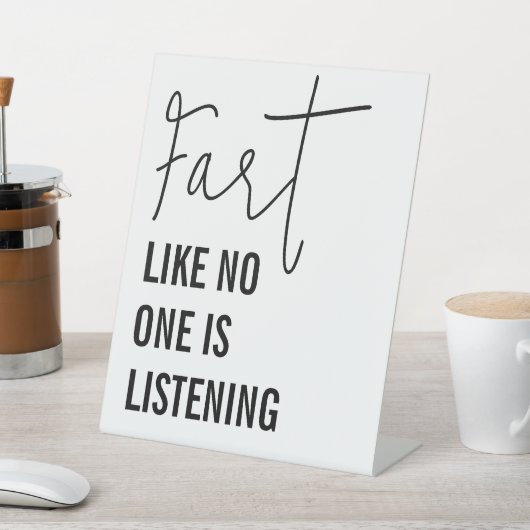 Furz wie niemand hört auf sonniges Bad Sockelschild (In SItu)