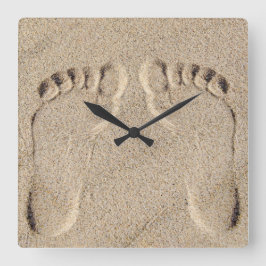 Fußabdruck in Sand Quadratische Wanduhr
