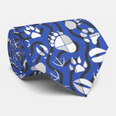 Fußabdrücke 01b. LBlue BG Krawatte (Gerollt)