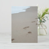 Fußabdrücke an einem weißen Strand in Mosambik Dankeskarte (Stehend Vorderseite)