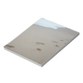 Fußabdrücke an einem weißen Strand in Mosambik Notizblock (Rotiert)