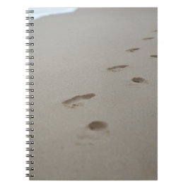 Fußabdrücke an einem weißen Strand in Mosambik Notizblock
