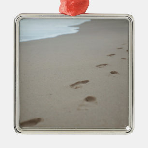 Fußabdrücke an einem weißen Strand in Mosambik Ornament Aus Metall